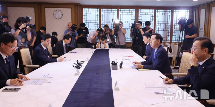 [서울=뉴시스] 김명원 기자 = 구윤철 경제부총리 겸 기획재정부 장관, 윤창렬 국무조정실장, 김윤덕 국토교통부 장관, 권대영 금융위 부위원장, 임광현 국세청장이 7일 오전 서울 종로구 정부서울청사에서 열린 부동산관계장관회의를 하고 있다. 2025.09.07. kmx1105@newsis.com