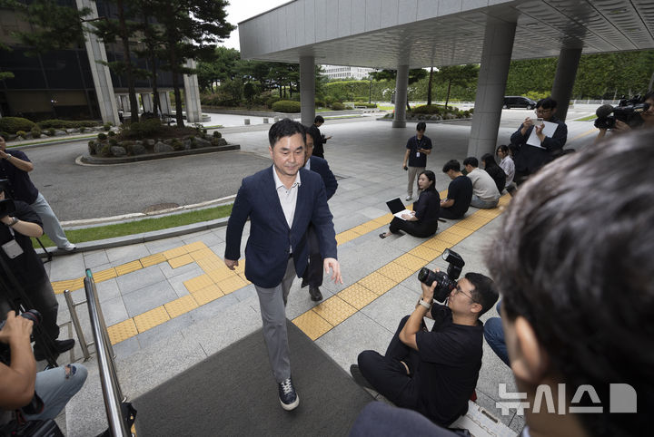 [서울=뉴시스] 김근수 기자 = 김종민 무소속 의원이 7일 서울 서초구 서울고등법원에 마련된 내란 특검팀 (특별검사 조은석) 사무실에 참고인 자격으로 출석하고 있다. 2025.09.07. ks@newsis.com