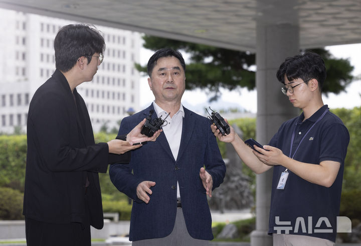 [서울=뉴시스] 김근수 기자 = 김종민 무소속 의원이 7일 서울 서초구 서울고등법원에 마련된 내란 특검팀 (특별검사 조은석) 사무실에 참고인 자격으로 출석 전 취재진 질문에 답하고 있다. 2025.09.07. ks@newsis.com