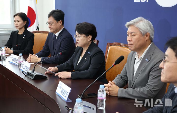 [서울=뉴시스] 조성봉 기자= 김선민 조국혁신당 대표 권한대행을 비롯한 최고위원들이 7일 오후 서울 여의도 국회에서 열린 긴급 최고위원 기자회견에서 '당내 성비위 사건' 관련 지도부 총사퇴를 밝히고 있다. 2025.09.07. suncho21@newsis.com