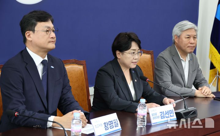 [서울=뉴시스] 조성봉 기자= 김선민 조국혁신당 대표 권한대행을 비롯한 최고위원들이 7일 오후 서울 여의도 국회에서 열린 긴급 최고위원 기자회견에서 '당내 성비위 사건' 관련 지도부 총사퇴를 밝히고 있다. 2025.09.07. suncho21@newsis.com