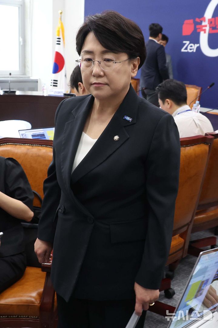 [서울=뉴시스] 조성봉 기자= 김선민 조국혁신당 대표 권한대행을 비롯한 최고위원들이 7일 오후 서울 여의도 국회에서 열린 긴급 최고위원 기자회견에서 '당내 성비위 사건' 관련 지도부 총사퇴를 밝히고 밖으로 나서고 있다. 2025.09.07. suncho21@newsis.com