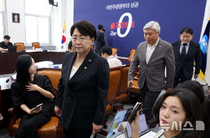 [서울=뉴시스] 조성봉 기자= 김선민 조국혁신당 대표 권한대행을 비롯한 최고위원들이 7일 오후 서울 여의도 국회에서 열린 긴급 최고위원 기자회견에서 '당내 성비위 사건' 관련 지도부 총사퇴를 밝히고 밖으로 나서고 있다. 2025.09.07. suncho21@newsis.com