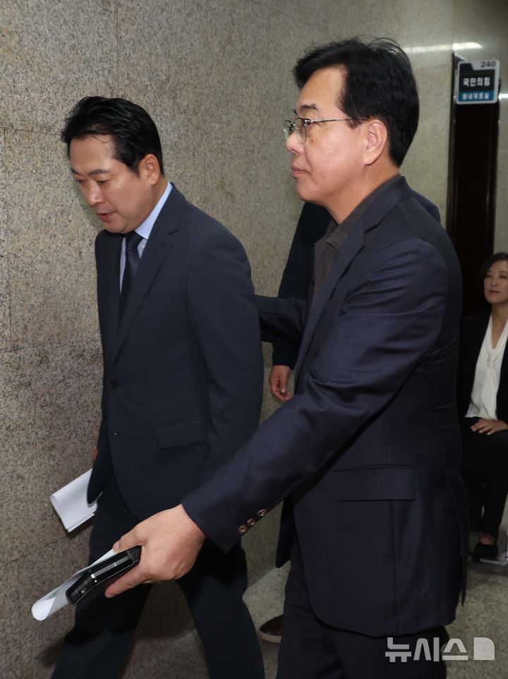 [서울=뉴시스] 조성봉 기자 = 장동혁 국민의힘 대표와 송언석 원내대표가 7일 서울 여의도 국회에서 미국 이민 당국의 한국 기업 직원 구금 사태 관련 대책회의를 하기 위해 원내대표실로 이동하고 있다. 2025.09.07. suncho21@newsis.com