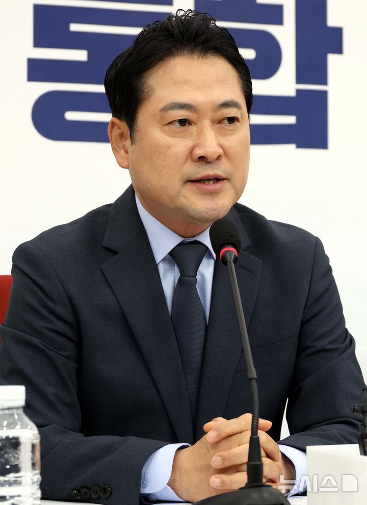[서울=뉴시스] 조성봉 기자 = 장동혁 국민의힘 대표가 7일 오후 서울 여의도 국회에서 미국 이민 당국의 한국 기업 직원 구금 사태 관련 대책회의를 마치고 발언을 하고 있다.  2025.09.07. suncho21@newsis.com 