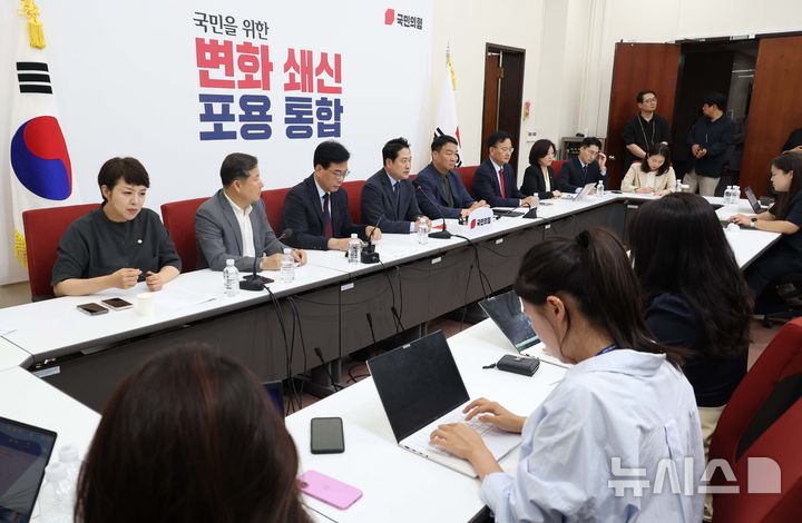 [서울=뉴시스] 조성봉 기자 = 장동혁 국민의힘 대표가 7일 오후 서울 여의도 국회에서 미국 이민 당국의 한국 기업 직원 구금 사태 관련 대책회의를 마치고 발언을 하고 있다. 2025.09.07. suncho21@newsis.com 