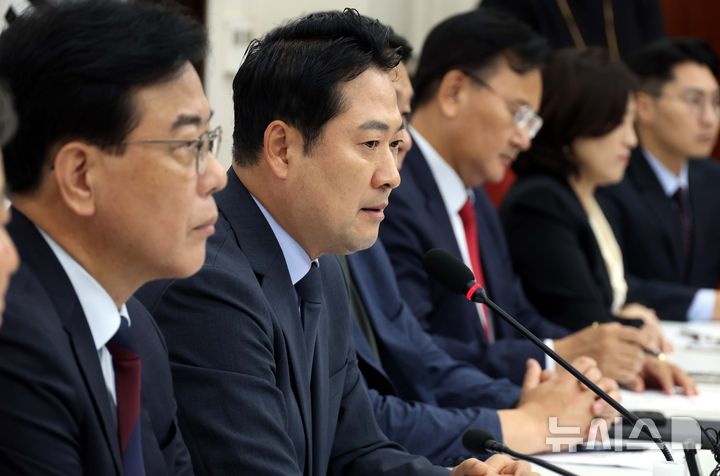 [서울=뉴시스] 조성봉 기자 = 장동혁 국민의힘 대표가 7일 오후 서울 여의도 국회에서 미국 이민 당국의 한국 기업 직원 구금 사태 관련 대책회의를 마치고 발언을 하고 있다. 2025.09.07. suncho21@newsis.com 