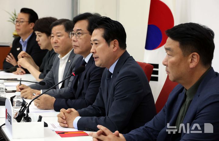 [서울=뉴시스] 조성봉 기자 = 장동혁 국민의힘 대표가 7일 오후 서울 여의도 국회에서 미국 이민 당국의 한국 기업 직원 구금 사태 관련 대책회의를 마치고 발언을 하고 있다. 2025.09.07. suncho21@newsis.com 