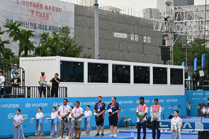[광주=뉴시스] 이영주 기자 = 7일 오후 광주 동구 5·18민주광장에서 열린 광주2025현대세계양궁선수권대회 컴파운드 혼성 경기, 1~3위를 기록한 네덜란드·인도·멕시코 국가대표 선수들이 포디움에 올라 기념사진을 촬영하고 있다. 2025.09.07. leeyj2578@newsis.com