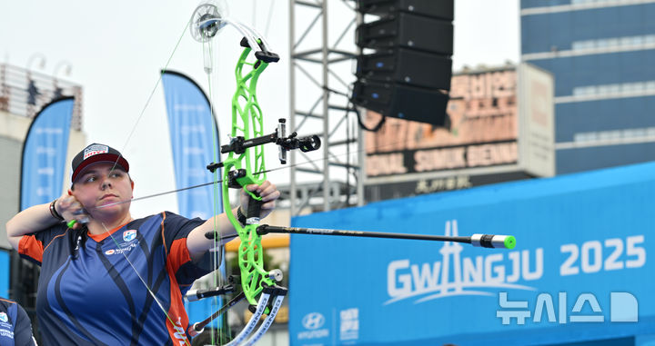 [광주=뉴시스] 이영주 기자 = 7일 오후 광주 동구 5·18민주광장에서 열린 광주2025현대세계양궁선수권대회 컴파운드 혼성 경기 금메달 결정전, 네덜란드 국가대표 산네 드 라트가 활시위를 놓고 있다. 2025.09.07. leeyj2578@newsis.com