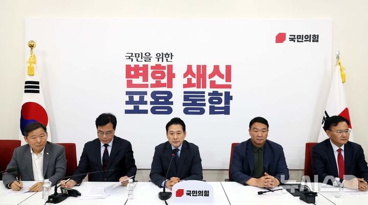 [서울=뉴시스] 조성봉 기자 = 장동혁 국민의힘 대표가 7일 오후 서울 여의도 국회에서 미국 이민 당국의 한국 기업 직원 구금 사태 관련 대책회의를 마치고 발언을 하고 있다. 2025.09.07. suncho21@newsis.com