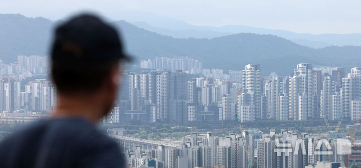 [서울=뉴시스] 홍효식 기자 = 정부가 7일 부동산관계장관회의를 통해 주택공급 확대 방안을 발표했다. 정부는 수도권 주택 공급 부족을 해소하기 위해 2030년까지 수도권에 총 135만가구 공급을 목표로 매년 신규 주택 27만가구 착공을 추진한다. 이를 위해 한국토지주택공사(LH)가 수도권 공공택지 매각을 중단하고 직접 시행에 나선다.사진은 주택공급 확대 방안을 발표한 7일 남산에서 바라본 서울 아파트 모습. 2025.09.07. yesphoto@newsis.com
