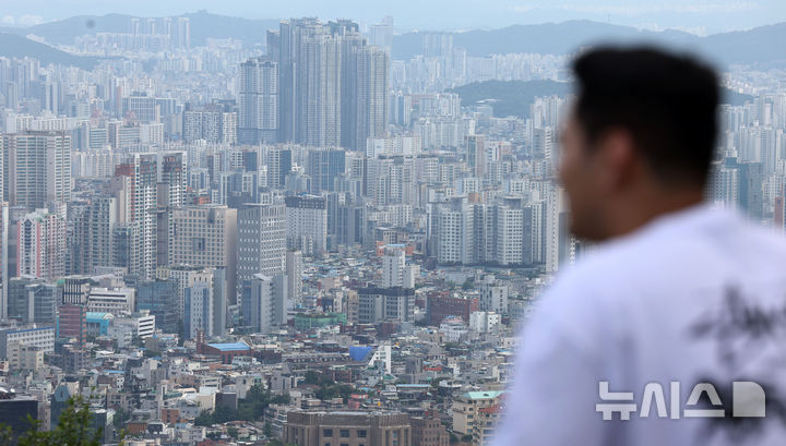 [서울=뉴시스] 홍효식 기자 = 정부가 7일 부동산관계장관회의를 통해 주택공급 확대 방안을 발표했다. 정부는 수도권 주택 공급 부족을 해소하기 위해 2030년까지 수도권에 총 135만가구 공급을 목표로 매년 신규 주택 27만가구 착공을 추진한다. 이를 위해 한국토지주택공사(LH)가 수도권 공공택지 매각을 중단하고 직접 시행에 나선다.&nbsp; 사진은 주택공급 확대 방안을 발표한 7일 남산에서 바라본 서울 아파트 모습. 2025.09.07. yesphoto@newsis.com