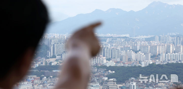 [서울=뉴시스] 홍효식 기자 = 7일 남산에서 바라본 서울 아파트 모습. 2025.09.07. yesphoto@newsis.com
