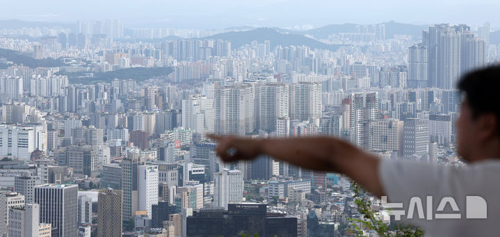 [서울=뉴시스] 홍효식 기자 = 정부가 7일 부동산관계장관회의를 통해 주택공급 확대 방안을 발표했다. 정부는 수도권 주택 공급 부족을 해소하기 위해 2030년까지 수도권에 총 135만가구 공급을 목표로 매년 신규 주택 27만가구 착공을 추진한다. 이를 위해 한국토지주택공사(LH)가 수도권 공공택지 매각을 중단하고 직접 시행에 나선다.사진은 주택공급 확대 방안을 발표한 7일 남산에서 바라본 서울 아파트 모습. 2025.09.07. yesphoto@newsis.com