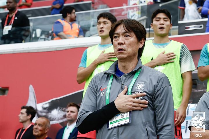 [서울=뉴시스] 홍명보 대한민국 축구 국가대표팀 감독이 지난 6일(현지 시간) 미 뉴저지주 해리슨 스포츠 일러스트레이티드 스타디움에서 열린 미국과의 친선 경기에서 국민의례를 하고 있다. (사진=대한축구협회 제공) 2025.09.07. photo@newsis.com *재판매 및 DB 금지