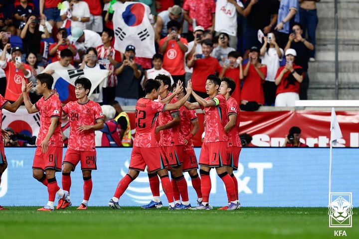 [서울=뉴시스] 손흥민이 6일(현지 시간) 미 뉴저지주 해리슨 스포츠 일러스트레이티드 스타디움에서 열린 미국과의 친선 경기 전반 18분 선제골을 넣은 후 동료들과 기쁨을 나누고 있다. (사진=대한축구협회 제공) 2025.09.07. photo@newsis.com *재판매 및 DB 금지