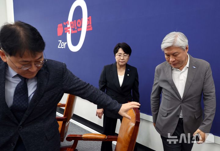 [서울=뉴시스] 조성봉 기자= 김선민 조국혁신당 대표 권한대행을 비롯한 최고위원들이 7일 오후 서울 여의도 국회에서 열린 긴급 최고위원 기자회견에서 '당내 성비위 사건' 관련 지도부 총사퇴를 밝히고 밖으로 나서고 있다. 2025.09.07. suncho21@newsis.com