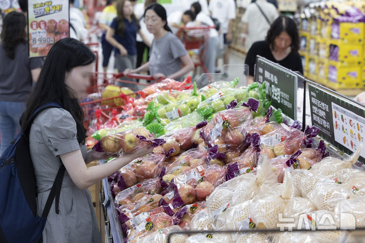 [서울=뉴시스] 김근수 기자 = 사진은 추석을 앞둔 지난 7일 서울 시내의 한 대형마트 매대에 사과가 놓여 있는 모습. 2025.09.07. ks@newsis.com