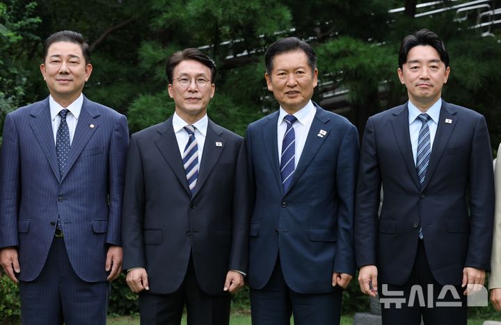 [서울=뉴시스] 황준선 기자 = 김병기(왼쪽부터) 더불어민주당 원내대표, 김민석 국무총리, 정청래 더불어민주당 대표, 강훈식 대통령 비서실장이 7일 서울 종로구 삼청동 국무총리공관에서 열린 고위당정협의회에 앞서 기념촬영을 하고 있다. (공동취재) 2025.09.07. photo@newsis.com