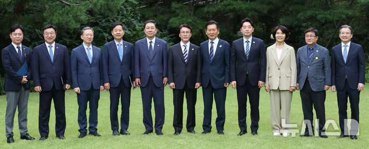 [서울=뉴시스] 황준선 기자 = 김민석 국무총리와 정청래 더불어민주당 대표, 강훈식 대통령실 비서실장 등 참석자들이 7일 서울 종로구 삼청동 국무총리공관에서 열린 고위당정협의회에 앞서 기념촬영을 하고 있다. (공동취재) 2025.09.07. photo@newsis.com