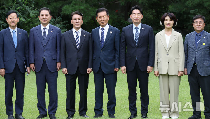 [서울=뉴시스] 황준선 기자 = 김민석 국무총리와 정청래 더불어민주당 대표, 강훈식 대통령실 비서실장 등 참석자들이 7일 서울 종로구 삼청동 국무총리공관에서 열린 고위당정협의회에 앞서 기념촬영을 하고 있다. (공동취재) 2025.09.07. photo@newsis.com