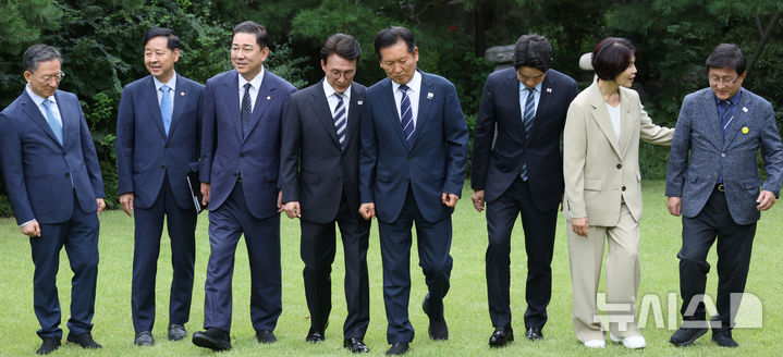 [서울=뉴시스] 황준선 기자 = 김민석 국무총리가 7일 서울 종로구 삼청동 국무총리 서울공관에서 열린 제3차 고위당정협의회에 앞서 더불어민주당 정청래 대표, 강훈식 대통령 비서실장과 기념촬영을 한뒤 회의장으로 향하고 있다. (공동취재) 2025.09.07. photo@newsis.com
