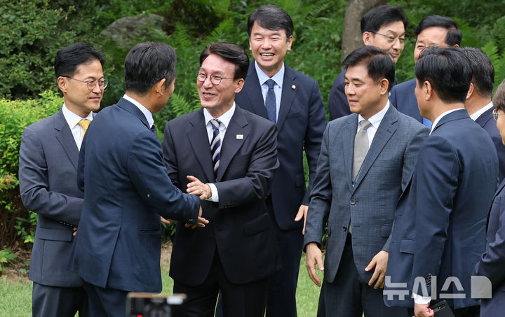 [서울=뉴시스] 황준선 기자 = 김민석 국무총리가 7일 서울 종로구 삼청동 국무총리 서울공관에서 열린 제3차 고위당정협의회에 앞서 더불어민주당 정청래 대표, 강훈식 대통령 비서실장 등과 대화하고 있다. (공동취재) 2025.09.07. photo@newsis.com