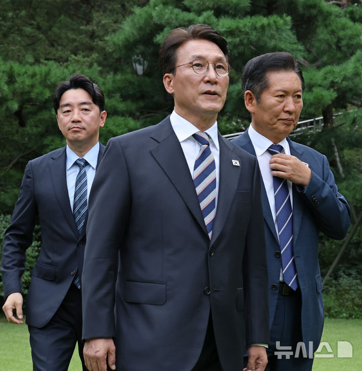 [서울=뉴시스] 황준선 기자 = 김민석 국무총리가 7일 서울 종로구 삼청동 국무총리 서울공관에서 열린 제3차 고위당정협의회에 앞서 더불어민주당 정청래 대표, 강훈식 대통령 비서실장과 기념촬영을 한뒤 회의장으로 향하고 있다. (공동취재) 2025.09.07. photo@newsis.com