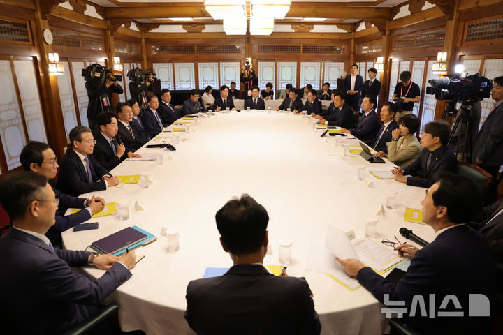 [서울=뉴시스] 황준선 기자 = 강훈식 대통령 비서실장이 7일 서울 종로구 삼청동 국무총리공관에서 열린 고위당정협의회에서 발언하고 있다. (공동취재) 2025.09.07. photo@newsis.com