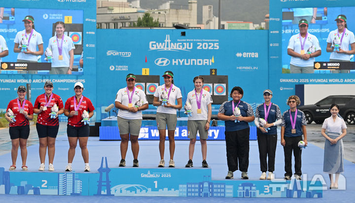 [광주=뉴시스] 이영주 기자 = 7일 오후 광주 동구 5·18민주광장에서 열린 광주2025현대세계양궁선수권대회 컴파운드 여자 단체 경기, 금·은·동메달을 거머쥔 멕시코·미국·카자흐스탄 선수들이 포디움 위에서 기념사진을 촬영하고 있다. 2025.09.07. leeyj2578@newsis.com