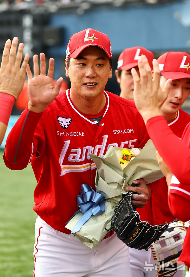 [서울=뉴시스] 최진석 기자 = 7일 서울 잠실야구장에서 ‘2025 KBO리그’ SSG 랜더스와 LG 트윈스의 경기, SSG 김광현이 KBO리그 역대 3번째 2000탈삼진 기록을 세운 후 동료들의 축하를 받고 있다. 2025.09.07. myjs@newsis.com