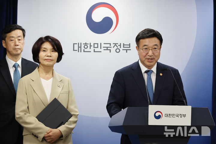 [서울=뉴시스] 김명원 기자 = 윤호중 행정안전부 장관이 7일 서울 종로구 정부서울청사에서 정부조직 개편방안 등 고위당정협의회 결과 브리핑을 하고 있다. 2025.09.07. kmx1105@newsis.com
