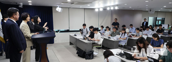 [서울=뉴시스] 김명원 기자 = 한정애 더불어민주당 정책위의장이 7일 서울 종로구 정부서울청사에서 정부조직 개편방안 등 고위당정협의회 결과 브리핑을 하고 있다. 2025.09.07. kmx1105@newsis.com