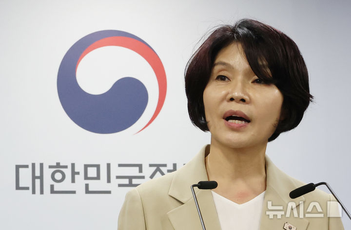 [서울=뉴시스] 김명원 기자 = 한정애 더불어민주당 정책위의장이 7일 서울 종로구 정부서울청사에서 정부조직 개편방안 등 고위당정협의회 결과 브리핑을 하고 있다. 2025.09.07. kmx1105@newsis.com