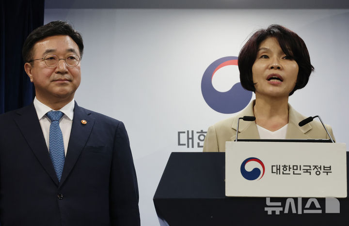 [서울=뉴시스] 김명원 기자 = 한정애 더불어민주당 정책위의장이 7일 서울 종로구 정부서울청사에서 정부조직 개편방안 등 고위당정협의회 결과 브리핑을 하고 있다. 2025.09.07. kmx1105@newsis.com