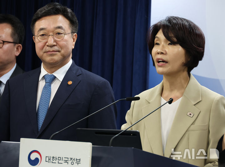 [서울=뉴시스] 김명원 기자 = 한정애 더불어민주당 정책위의장이 7일 서울 종로구 정부서울청사에서 정부조직 개편방안 등 고위당정협의회 결과 브리핑을 하고 있다. 2025.09.07. kmx1105@newsis.com