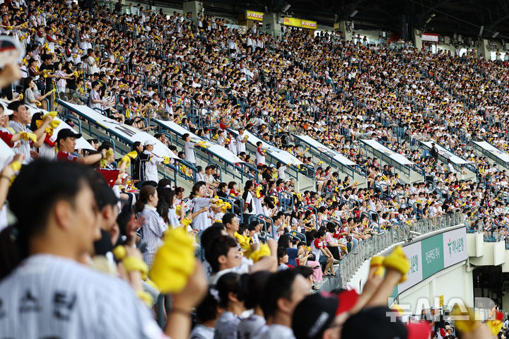 [서울=뉴시스] 최진석 기자 = 7일 서울 잠실야구장에서 열린 ‘2025 KBO리그’ SSG 랜더스와 LG 트윈스의 경기, 야구팬들이 응원을 하고 있다. 2025.09.07. myjs@newsis.com