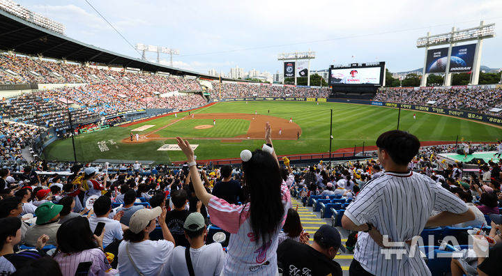 [서울=뉴시스] 최진석 기자 = 7일 서울 잠실야구장에서 열린 ‘2025 KBO리그’ SSG 랜더스와 LG 트윈스의 경기, 야구팬들이 응원을 하고 있다.&nbsp; KBO(한국야구위원회)에 따르면 지난 5일 프로야구 누적 관중 1090만1173명을 기록, 이는 635경기 만에 세운 단일 시즌 역대 최다 기록이다. 2025.09.07. myjs@newsis.com