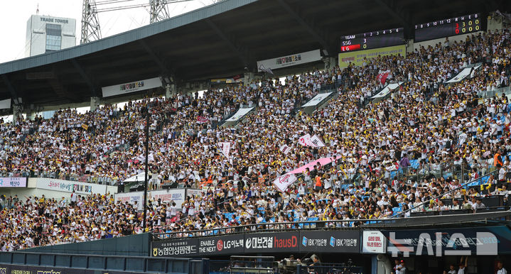 [서울=뉴시스] 최진석 기자 = 7일 서울 잠실야구장에서 열린 ‘2025 KBO리그’ SSG 랜더스와 LG 트윈스의 경기, 야구팬들이 응원을 하고 있다.  KBO(한국야구위원회)에 따르면 지난 5일 프로야구 누적 관중 1090만1173명을 기록, 이는 635경기 만에 세운 단일 시즌 역대 최다 기록이다. 2025.09.07. myjs@newsis.com