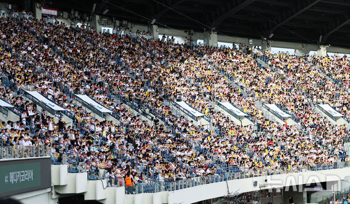 [서울=뉴시스] 최진석 기자 = 7일 서울 잠실야구장에서 열린 ‘2025 KBO리그’ SSG 랜더스와 LG 트윈스의 경기, 야구팬들이 응원을 하고 있다. KBO(한국야구위원회)에 따르면&nbsp; 지난 5일 프로야구 누적 관중 1090만1173명을 기록, 이는 635경기 만에 세운 단일 시즌 역대 최다 기록이다. 2025.09.07. myjs@newsis.com