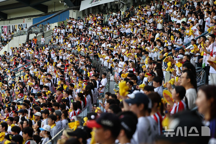 [서울=뉴시스] 최진석 기자 = 7일 서울 잠실야구장에서 열린 ‘2025 KBO리그’ SSG 랜더스와 LG 트윈스의 경기, 야구팬들이 응원을 하고 있다.&nbsp; KBO(한국야구위원회)에 따르면 지난 5일 프로야구 누적 관중 1090만1173명을 기록, 이는 635경기 만에 세운 단일 시즌 역대 최다 기록이다. 2025.09.07. myjs@newsis.com