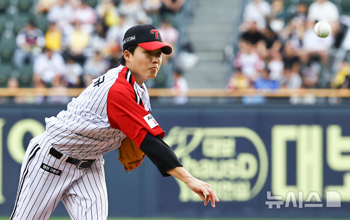 [서울=뉴시스] 최진석 기자 = 7일 서울 잠실야구장에서 열린 ‘2025 KBO리그’ SSG 랜더스와 LG 트윈스의 경기, 1회초 LG 선발투수 임찬규가 역투하고 있다. 2025.09.07. myjs@newsis.com