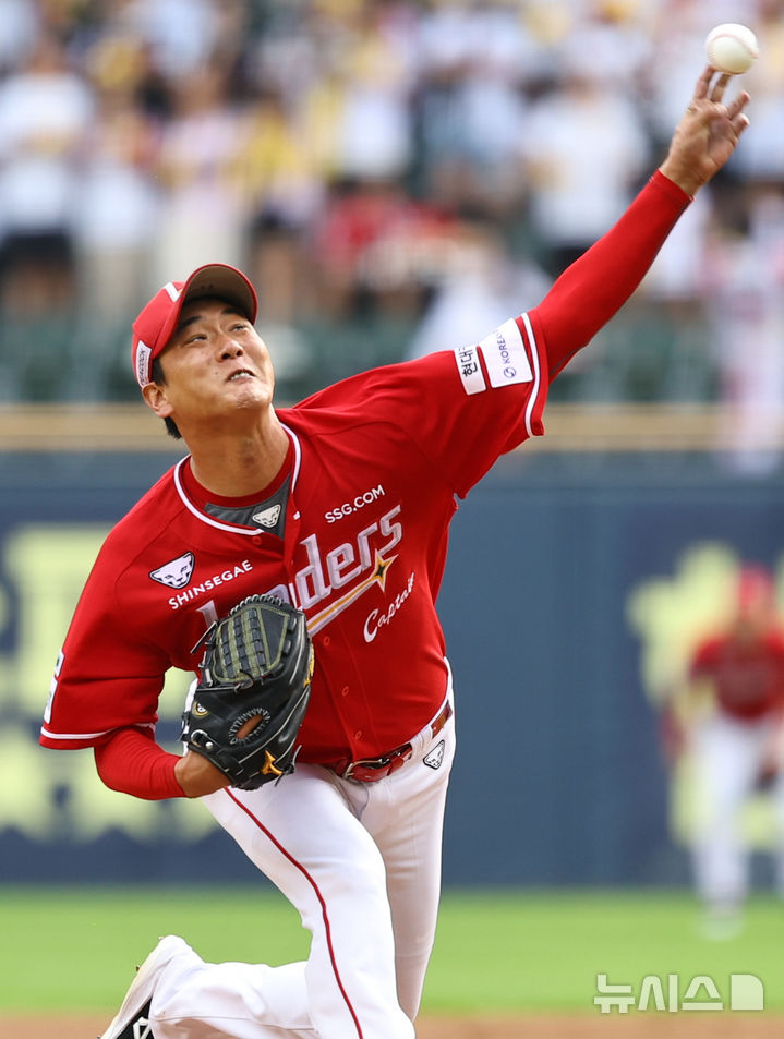 [서울=뉴시스] 최진석 기자 = 7일 서울 잠실야구장에서 열린 ‘2025 KBO리그’ SSG 랜더스와 LG 트윈스의 경기, 1회말 SSG 선발투수 김광현이 역투하고 있다. 2025.09.07. myjs@newsis.com