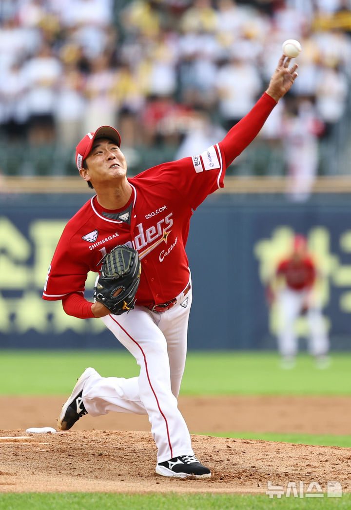 [서울=뉴시스] 최진석 기자 = 7일 서울 잠실야구장에서 열린 ‘2025 KBO리그’ SSG 랜더스와 LG 트윈스의 경기, 1회말 SSG 선발투수 김광현이 역투하고 있다. 2025.09.07. myjs@newsis.com