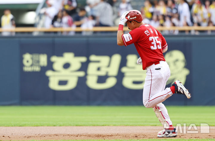 [서울=뉴시스] 최진석 기자 = 7일 서울 잠실야구장에서 열린 ‘2025 KBO리그’ SSG 랜더스와 LG 트윈스의 경기, 1회초 2사 2루 상황 SSG 한유섬이 투런홈런을 치고 홈으로 향하고 있다. 2025.09.07. myjs@newsis.com