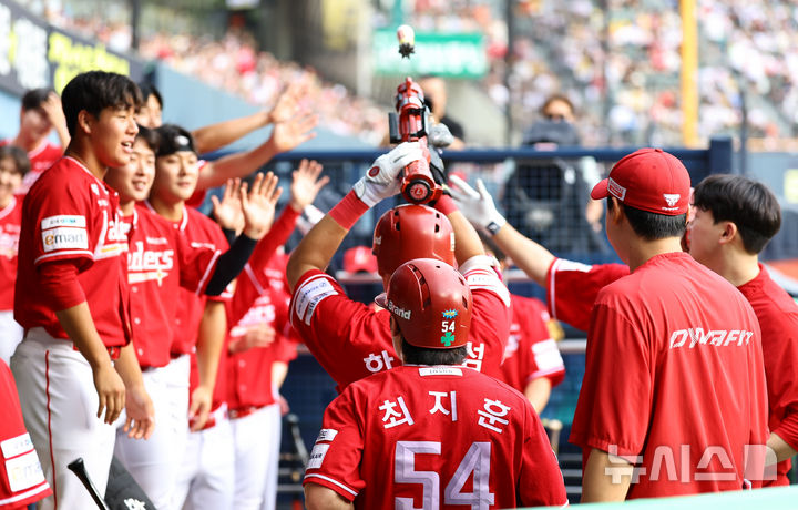 [서울=뉴시스] 최진석 기자 = 7일 서울 잠실야구장에서 열린 ‘2025 KBO리그’ SSG 랜더스와 LG 트윈스의 경기, 1회초 2사 2루 상황 SSG 한유섬이 투런홈런을 치고 득점 후 동료들과 기뻐하고 있다. 2025.09.07. myjs@newsis.com