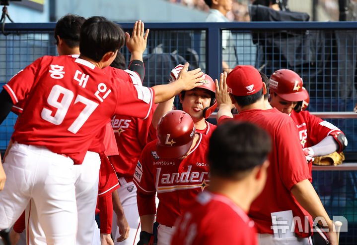 [서울=뉴시스] 최진석 기자 = 7일 서울 잠실야구장에서 열린 ‘2025 KBO리그’ SSG 랜더스와 LG 트윈스의 경기, 1회초 무사 2,3루 상황 SSG 최정이 좌익수 희생플라이 타점을 올린 뒤 동료들과 기뻐하고 있다. 2025.09.07. myjs@newsis.com