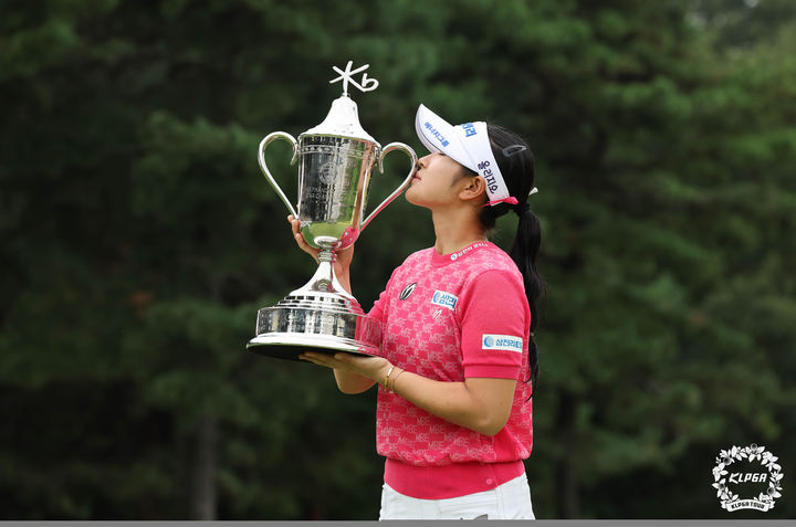 [서울=뉴시스] 김진아 기자 = 7일 경기 이천 블랙스톤이천CC에서 열린 '제20회 KB금융 스타챔피언십' FR 우승자 유현조가 우승트로피를 들고 포즈를 취하고 있다. (사진=KLPGA 제공) 2025.09.07. photo@newsis.com *재판매 및 DB 금지