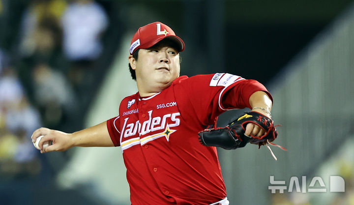 [서울=뉴시스] 최진석 기자 = 7일 서울 잠실야구장에서 열린 ‘2025 KBO리그’ SSG 랜더스와 LG 트윈스의 경기, 8회말 SSG 이로운이 역투하고 있다. 2025.09.07. myjs@newsis.com